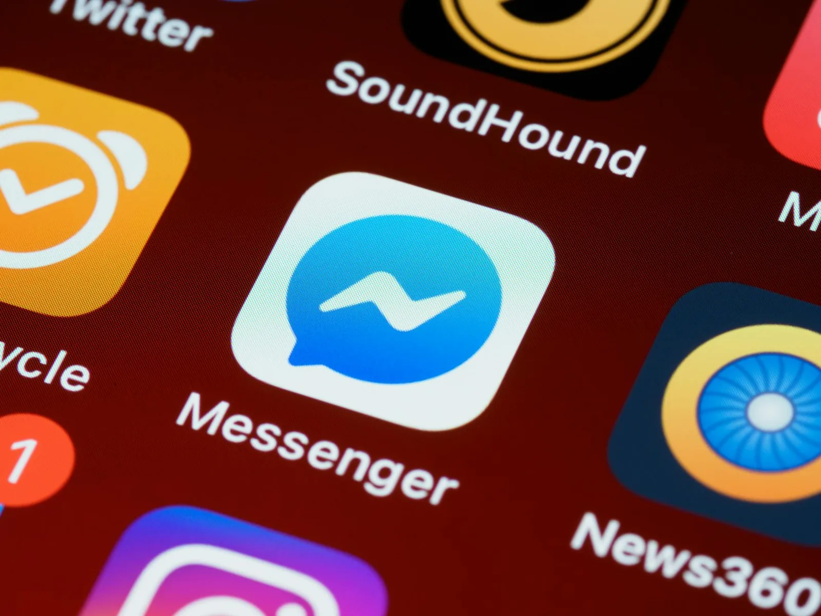 Abstrakter Smartphone-Bildschirm als Symbol für Messenger-Auswahl, Benachrichtigungen und digitale Kommunikation