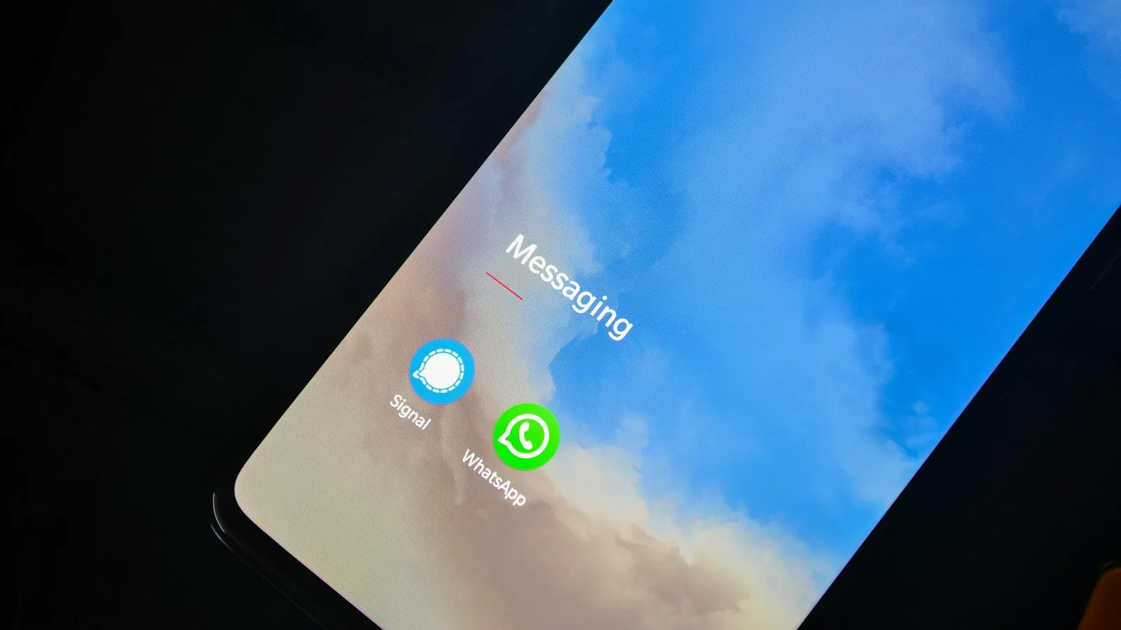 Smartphone mit Messaging-App als Einstieg in den Vergleich von Telegram und WhatsApp