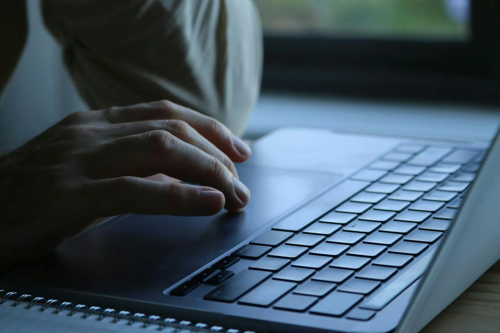 Person arbeitet am Laptop, passend zur Einrichtung von E-Mail-Konten und Thunderbird