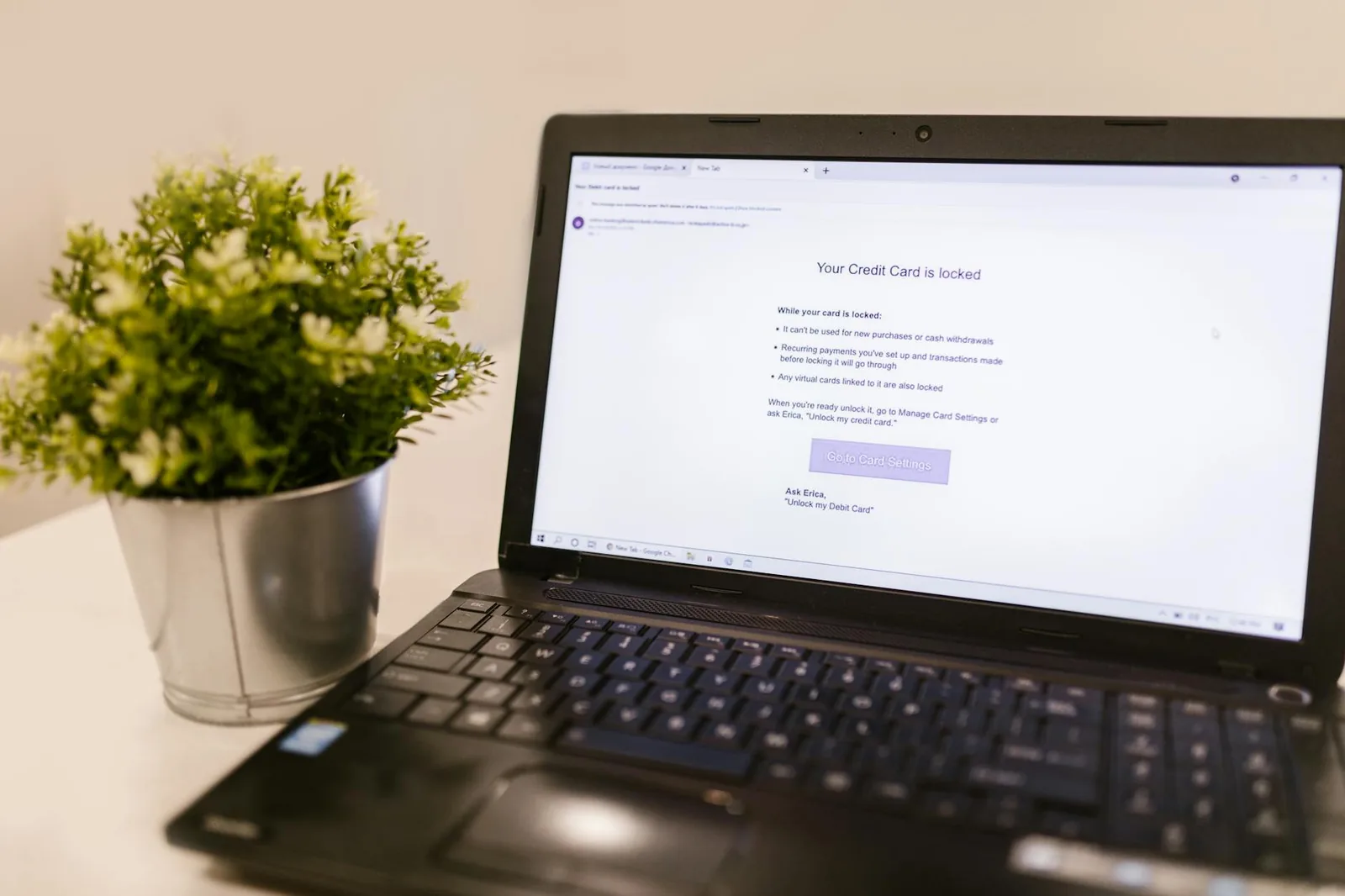 Laptop mit sicherer Anmeldung als Symbol für E-Mail-Konto und Datenschutz in Thunderbird