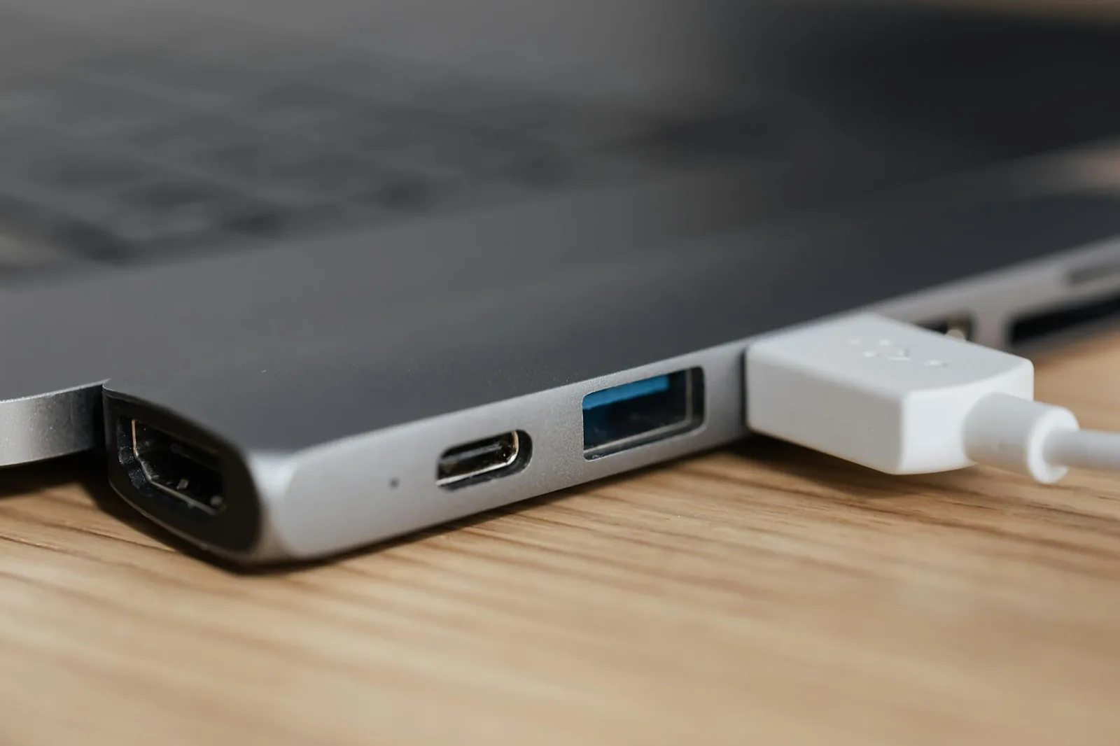 USB-C-Hub mit mehreren Anschlüssen für Laptop, Maus und Speichermedien