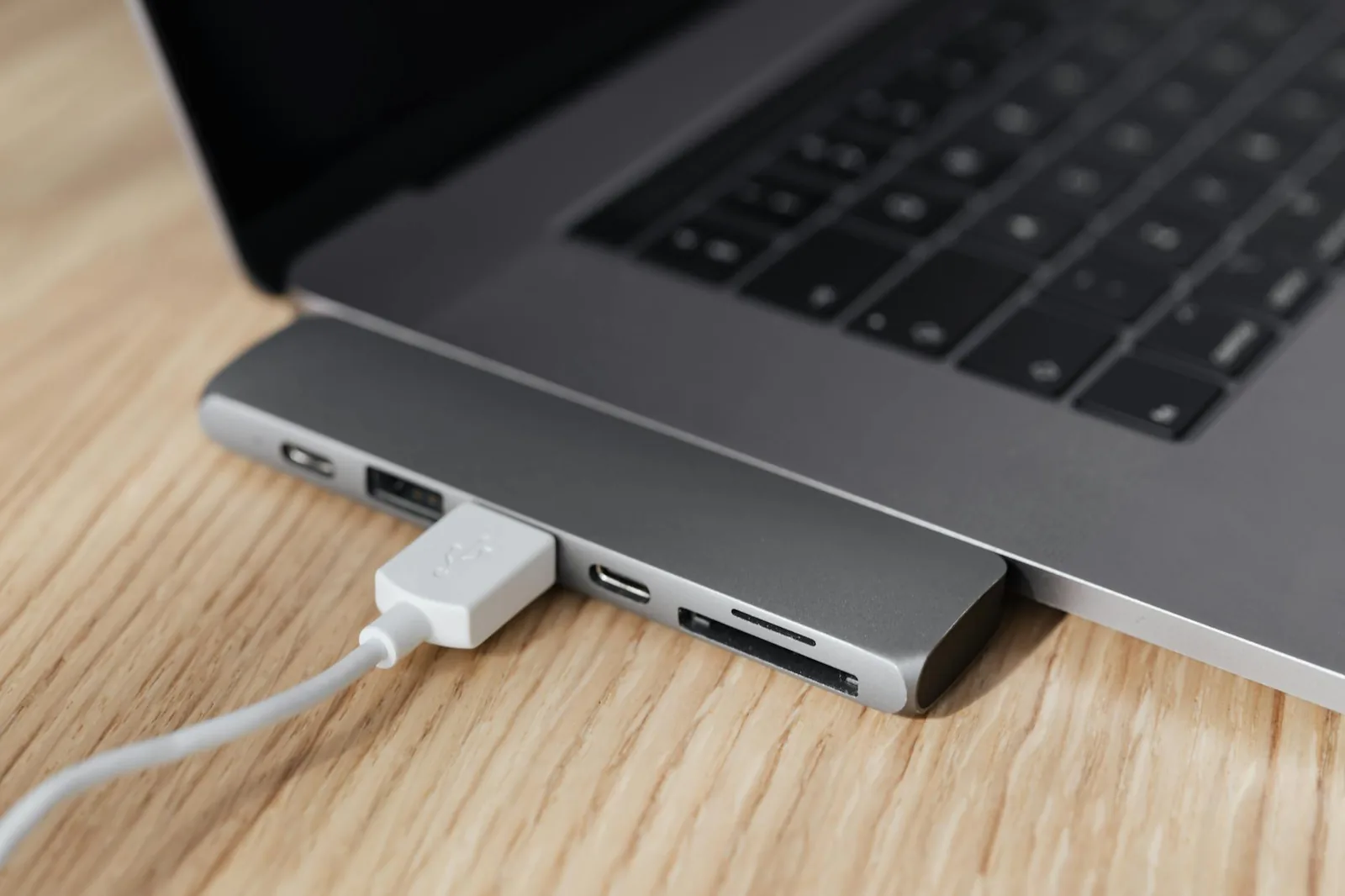 USB-C-Adapter am Laptop mit angeschlossenem Kabel