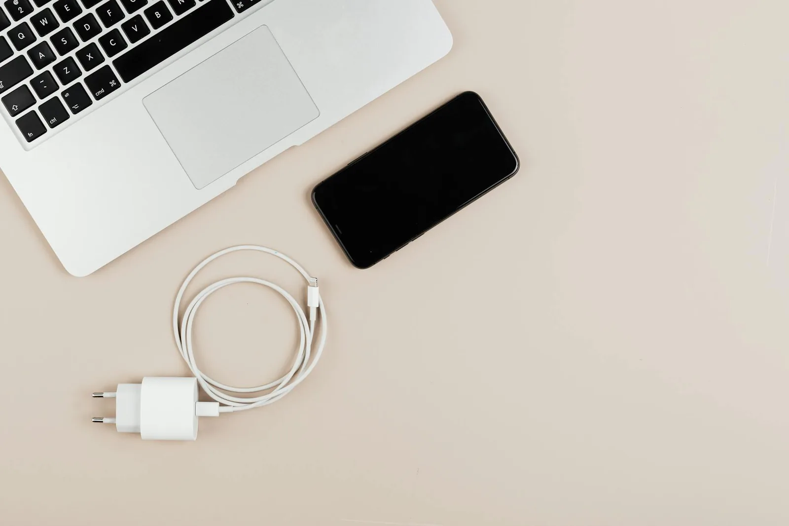 USB-C-Kabel lädt Smartphone und Laptop auf einem Tisch