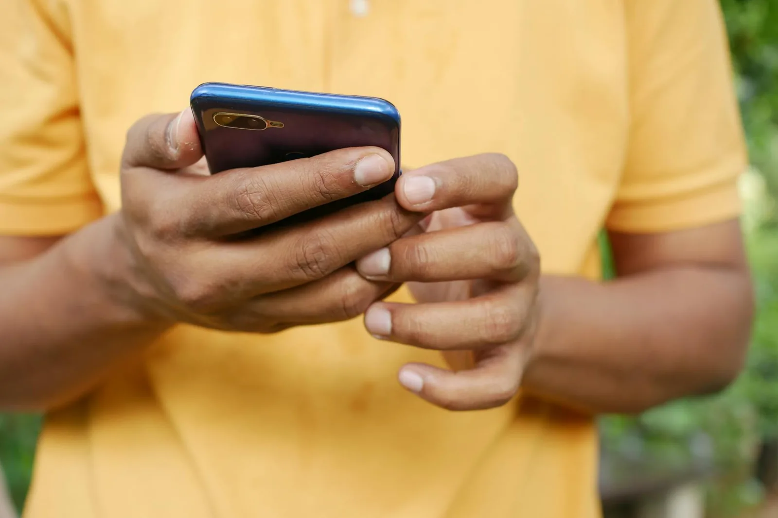 Person nutzt Smartphone in einer Alltagssituation, passend zu VPN im öffentlichen WLAN