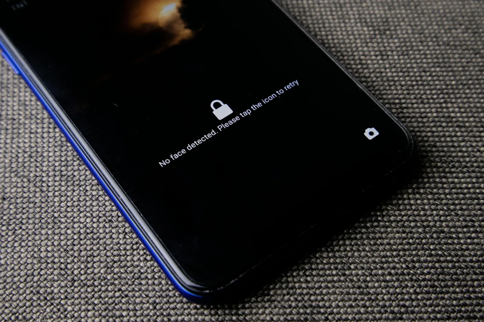 Smartphone auf grauer Fläche als Symbol für Sperre, Datenschutz und VPN-Verbindung