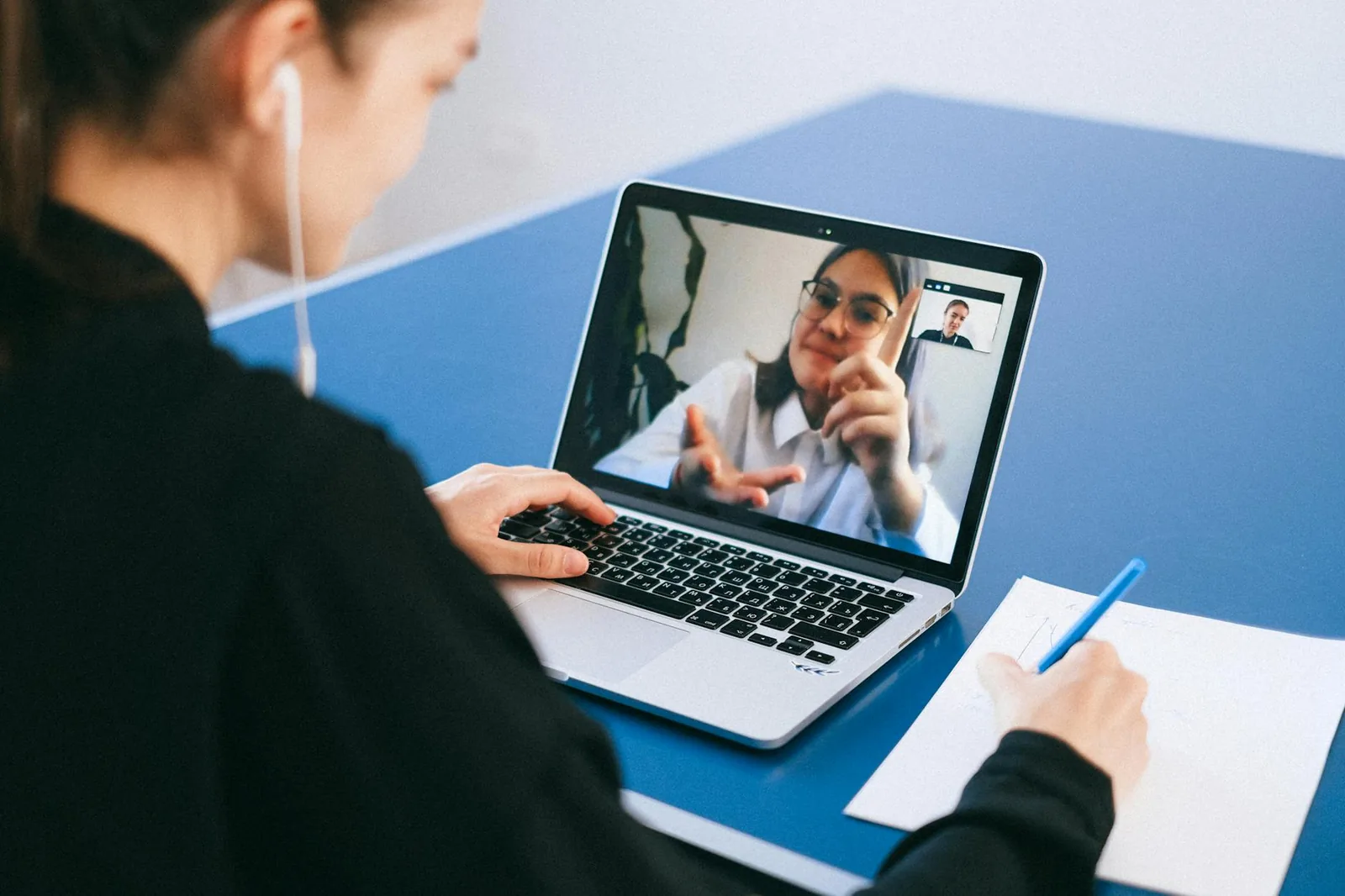 Menschen in einer Videokonferenz als Beispiel für Webcam-Nutzung in Online-Meetings