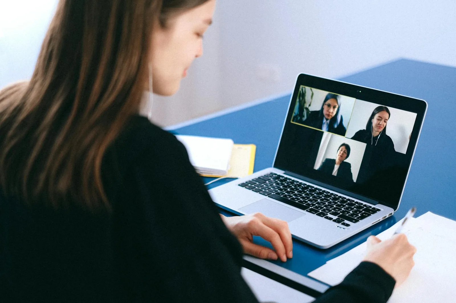 Personen in einem Videocall als Hinweis auf Kamera, Ton und Meeting-Vorbereitung