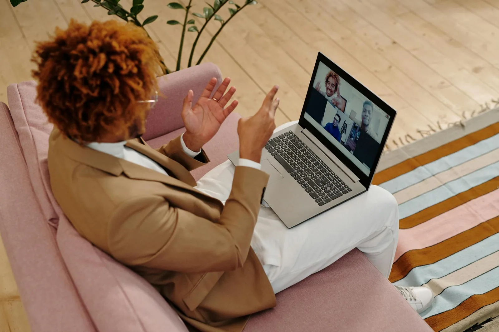 Mann spricht über Laptop-Webcam im Homeoffice als Beispiel für Videocall-Einrichtung
