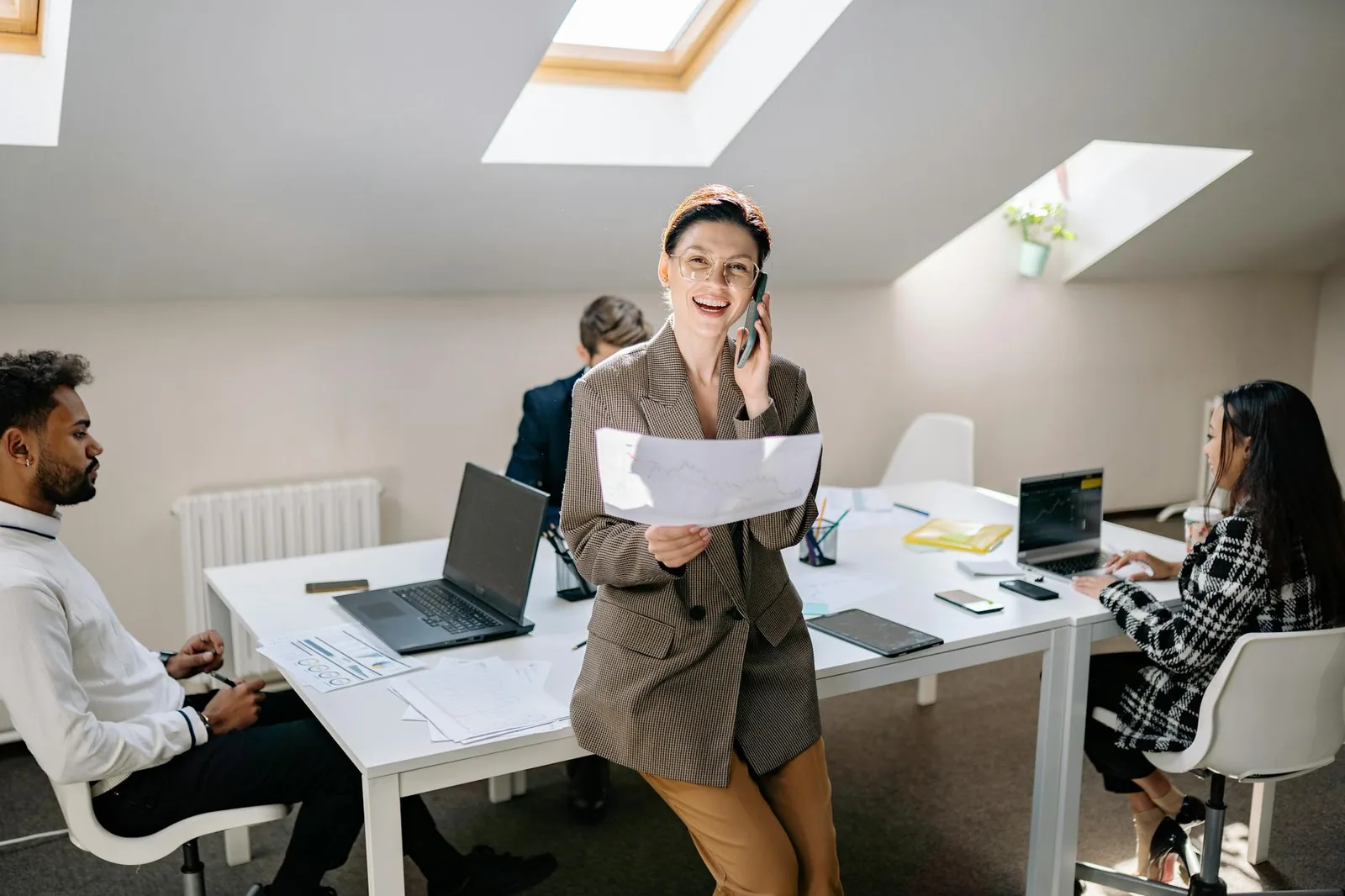 Familie schaut gemeinsam auf ein Smartphone als Symbol für Gruppenchat und gemeinsame Absprachen