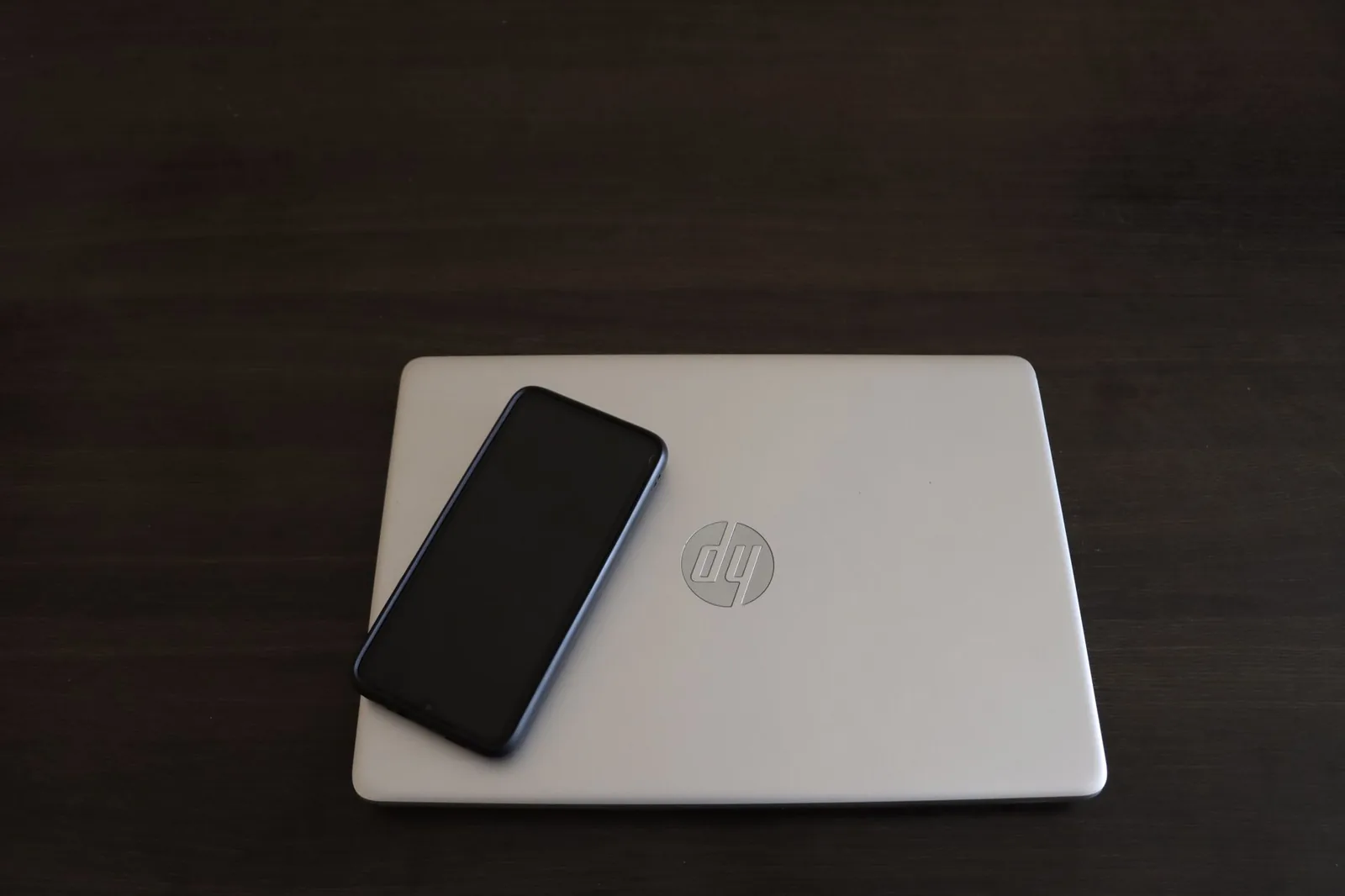 Laptop und Smartphone im Homeoffice als Beispiel für Kommunikation über WhatsApp Web
