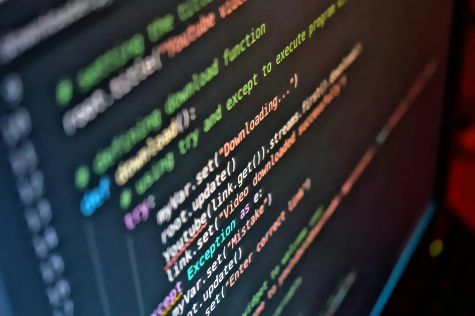Windows-Eingabeaufforderung auf einem Monitor als Symbol für CMD-Befehle