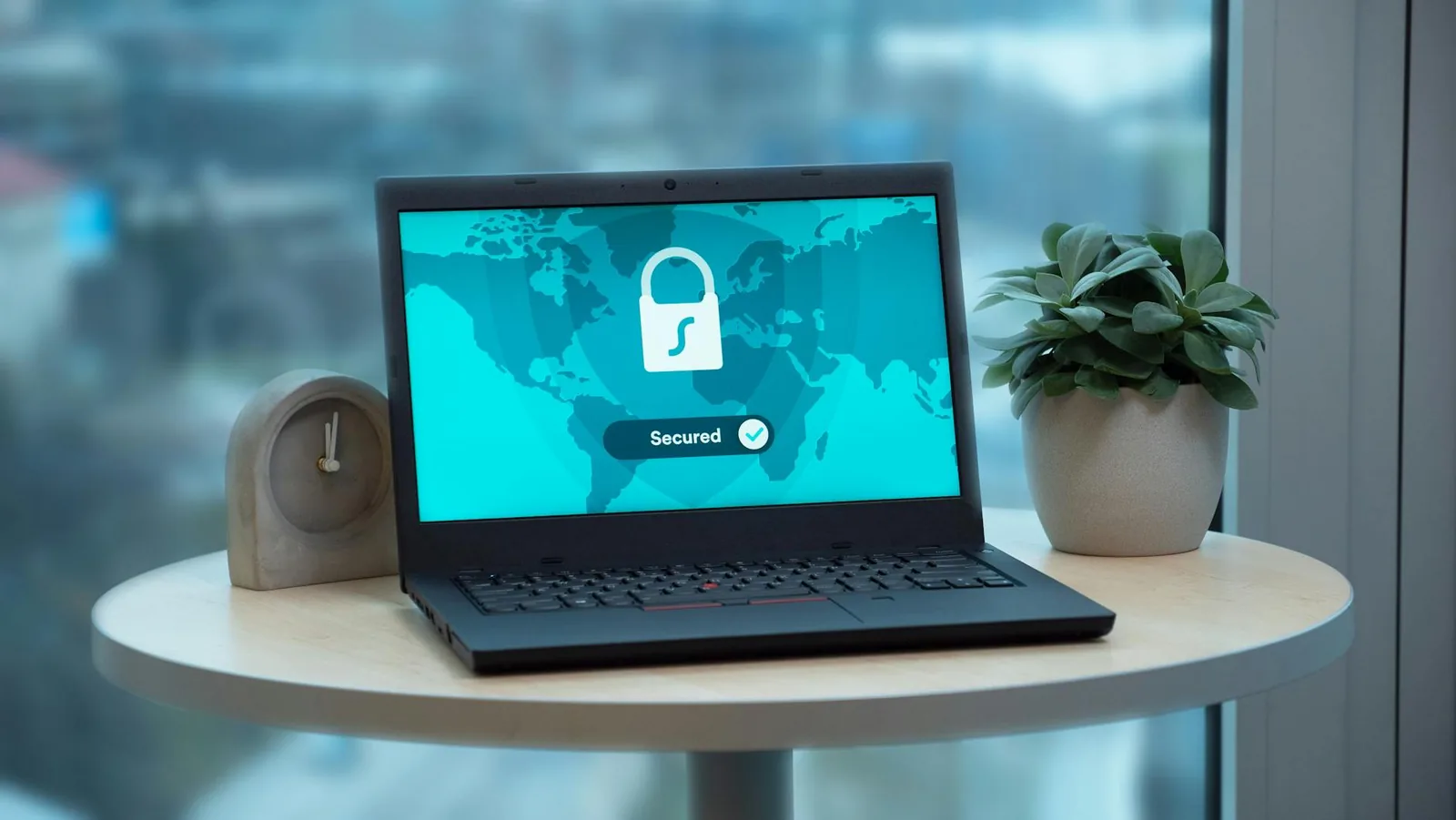 Laptop auf dem Tisch als Symbol für gesicherte Windows-Verbindungen und Firewall-Regeln