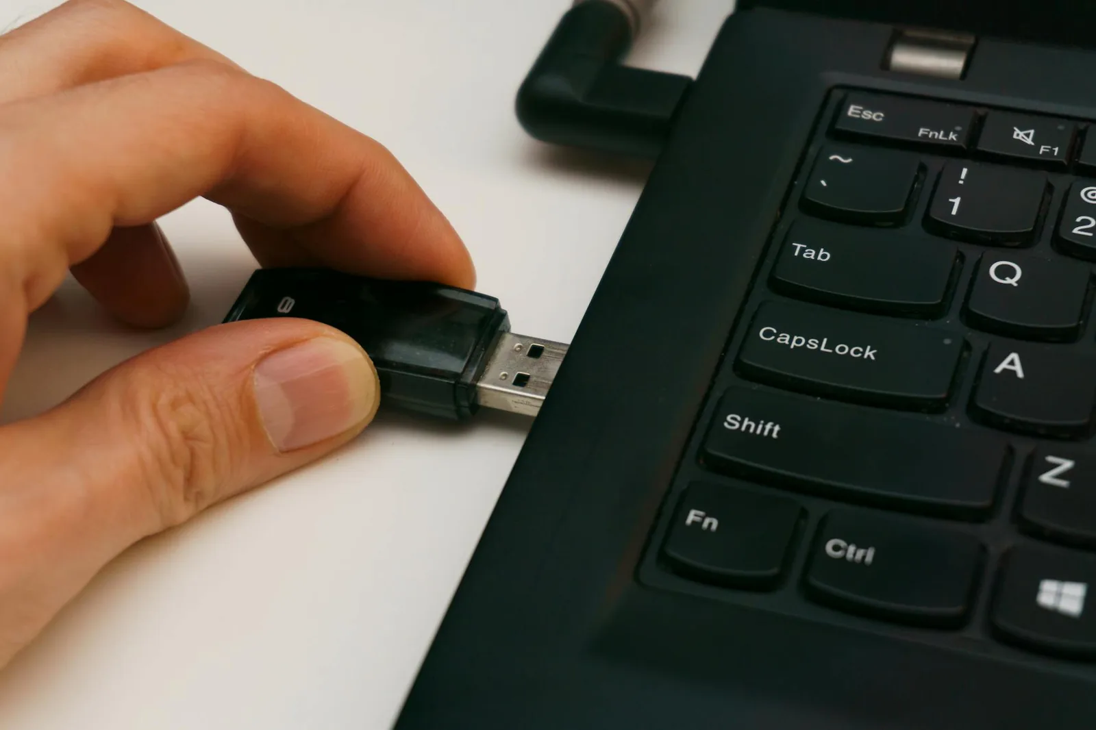 USB-Stick am Laptop als Symbol für die letzten Schritte nach der Installation, Treiber und Datenrücksicherung