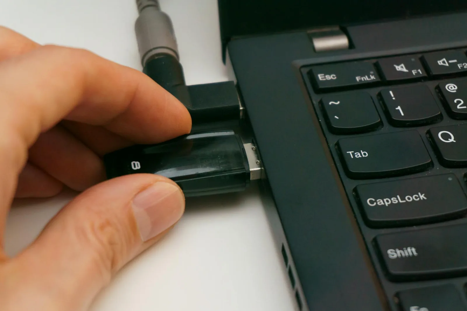 USB-Stick am Laptop als Symbol für die Vorbereitung einer Windows-Neuinstallation mit Installationsmedium