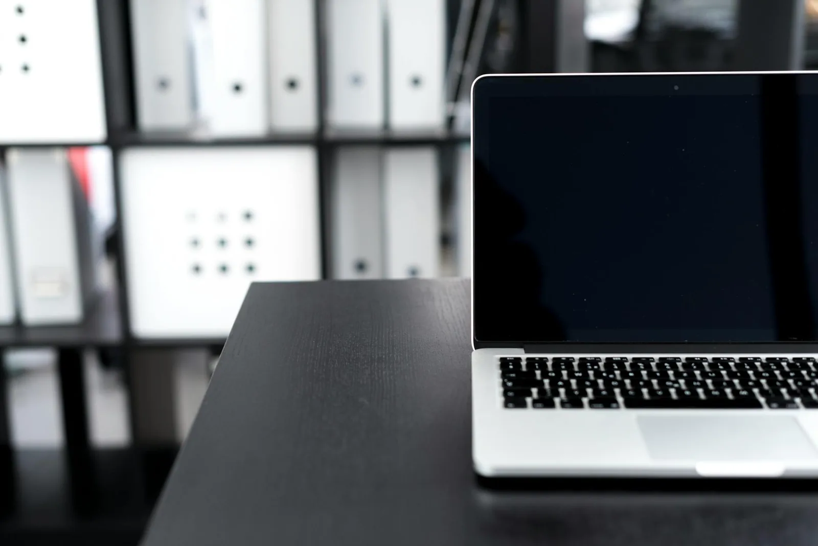 Laptop auf dem Schreibtisch als Hinweis auf lokale Dateien, Cloud-Sync und Wiederherstellung