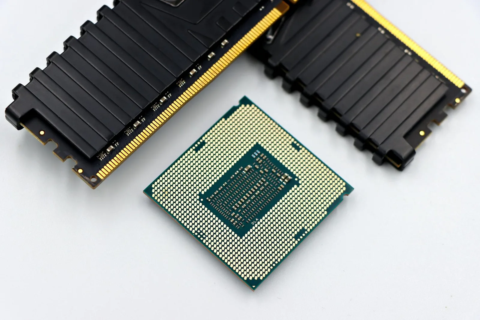 CPU und RAM als Hardware-Beispiel für Prozessor- und Speicherlast
