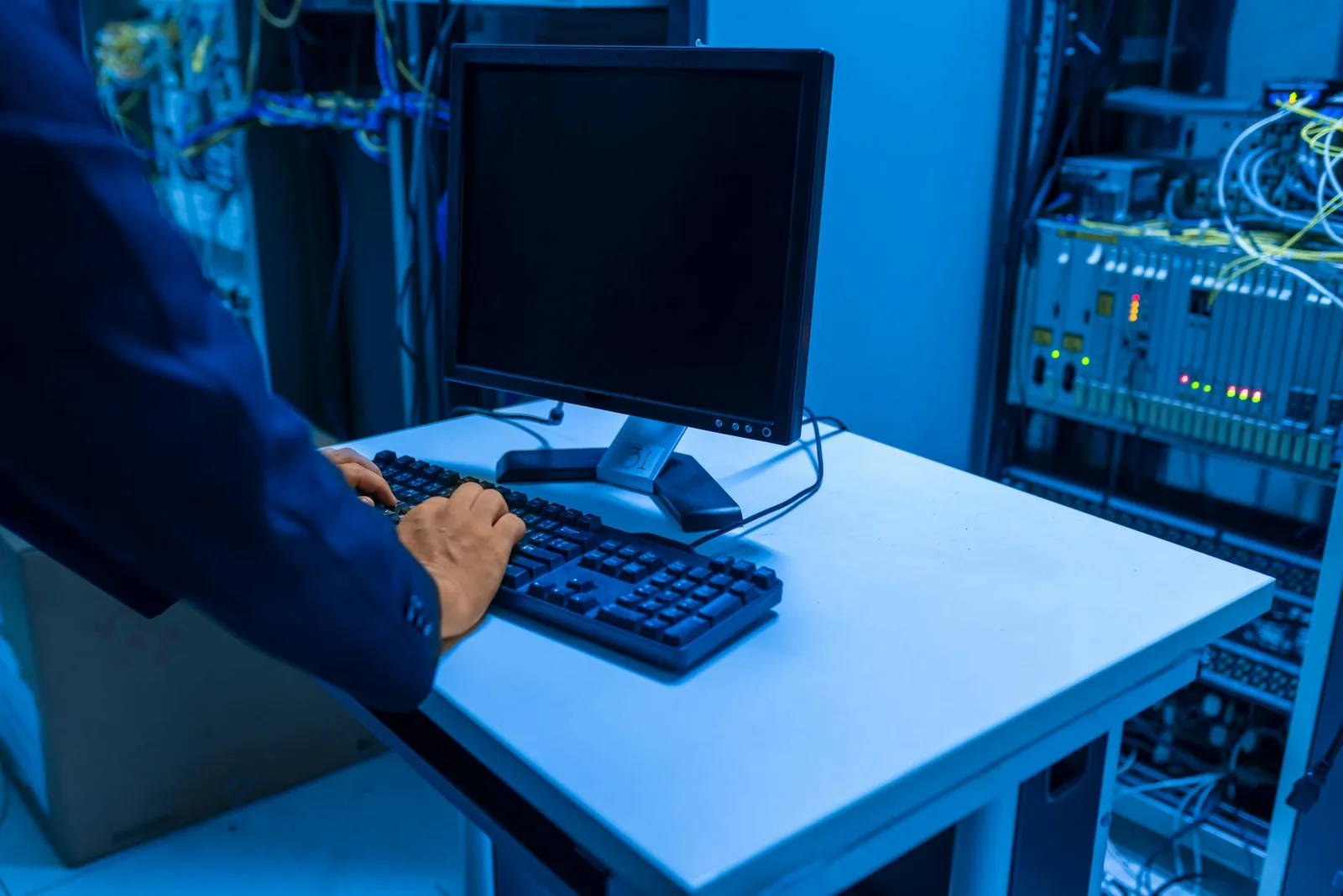 IT-Techniker in einem Serverraum als Symbol für systematische Fehleranalyse