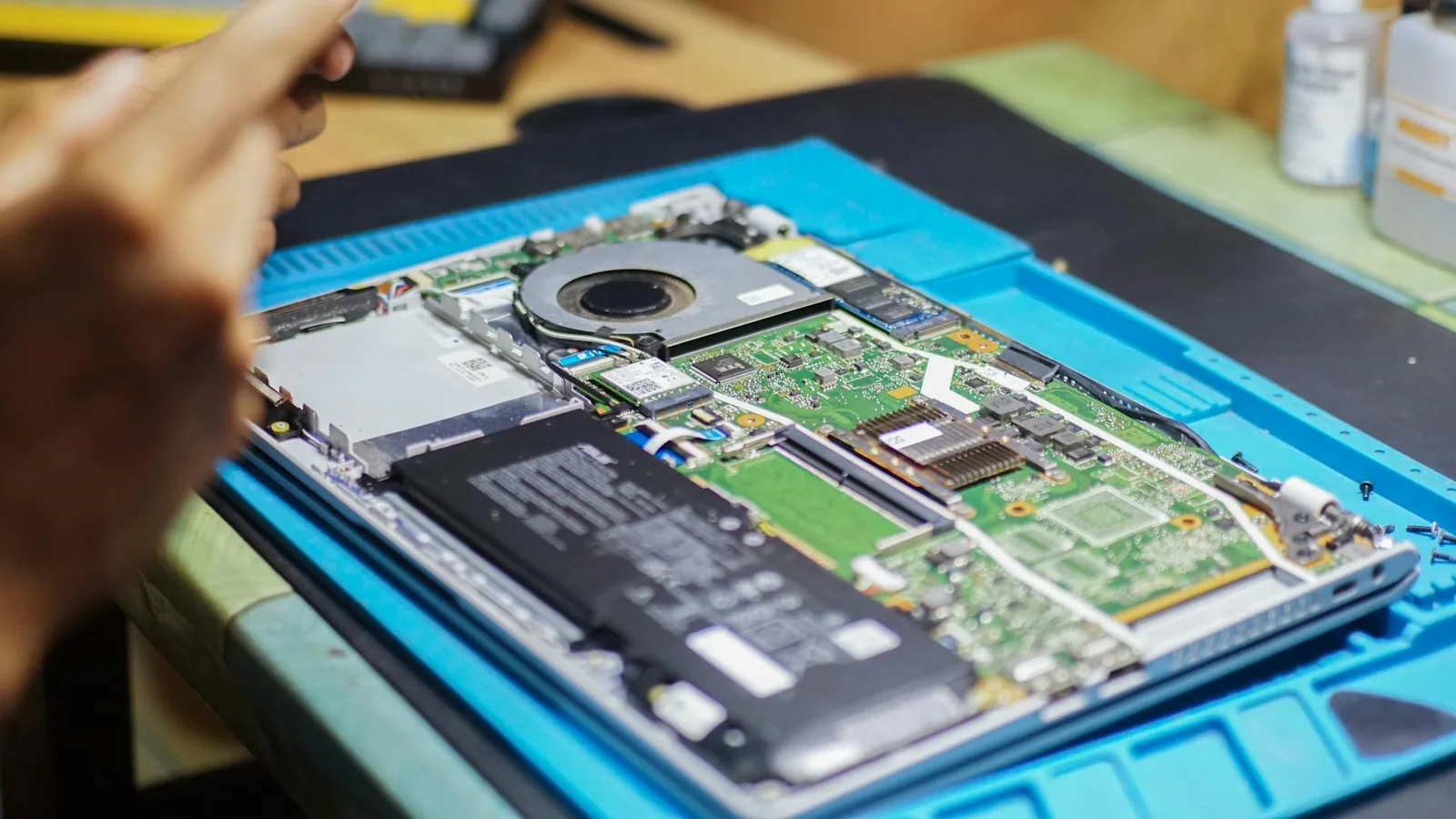 Geöffneter Laptop bei einer PC-Wartung als Beispiel für Windows-Problemdiagnose