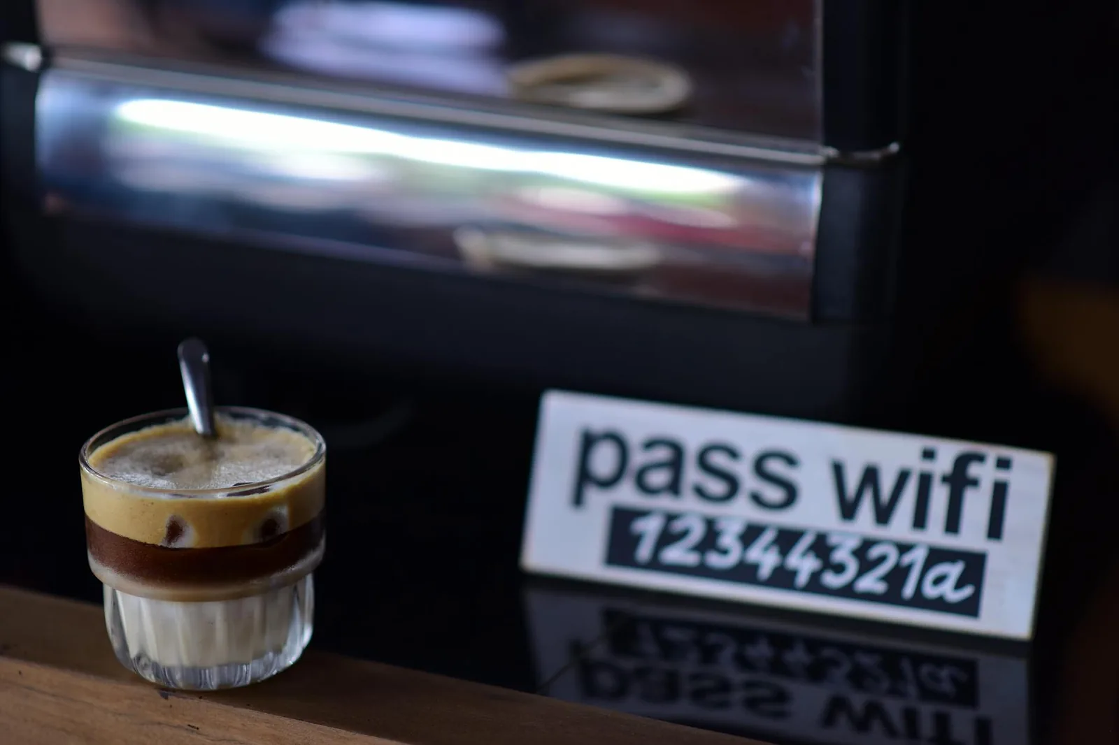 Café-Szene mit Smartphone als Beispiel für Gäste, WLAN-Zugang und geteilte Passwörter