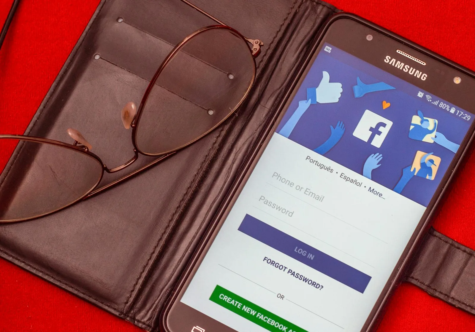 Smartphone mit Bestätigungscode als Beispiel für Zwei-Faktor-Authentifizierung